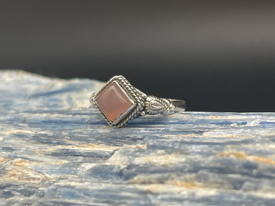 Rose Quartz Gemstone Ring // 925 Sterling Silver Braided Square Setting