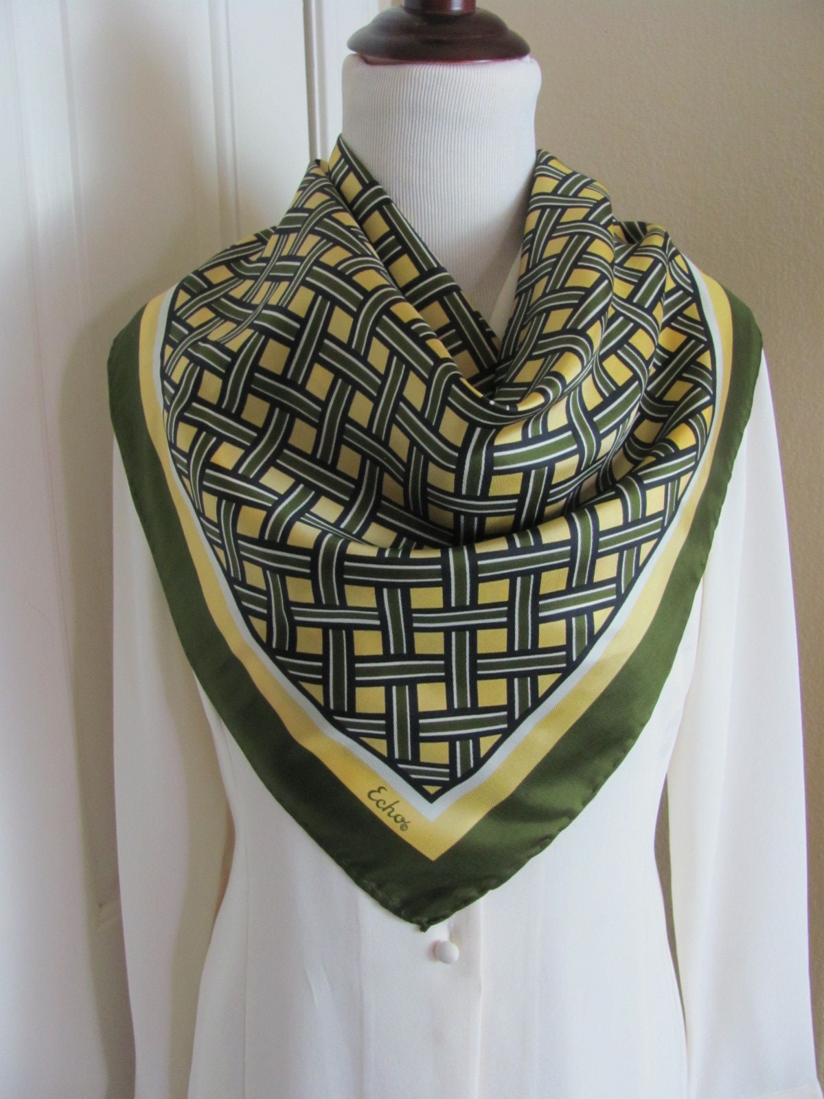 Echo // Beautiful Green Soft Silk Blend Scarf 27 Inch 69cm Square Best Of The