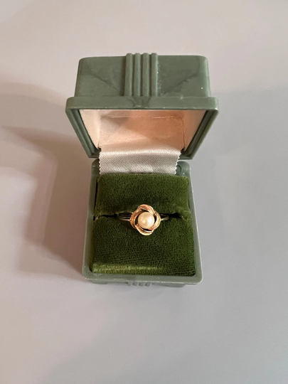 Vintage 14K Solid Gold Ring With Pearl. Has A Beautiful Dainty A Nice Addition To Your Rings. Gift. Size 51/2