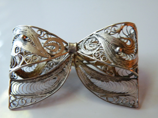 Bow Filigree Brooch Pin. Mexican .950 Silver