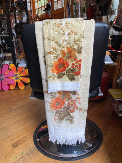 Set Of 2 60's Boho White Cotton Blend Bath & Hand Towels With Flowers
