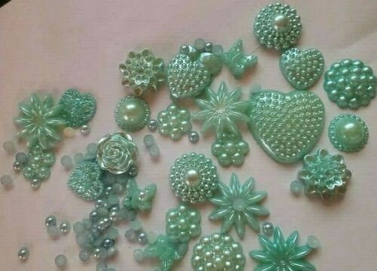 Craftbuddyus 30Pcs Acrylic Aqua Flatback Heart Flowers Pearl Bead Assortment