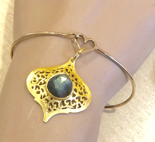 Luxe 14K Gold Heart Clasp Bangle Bracelet W/Superb Domed, Pierced Filigree 22K Teardrop Pendant & Genuine Blue Flash Labradorite Stone