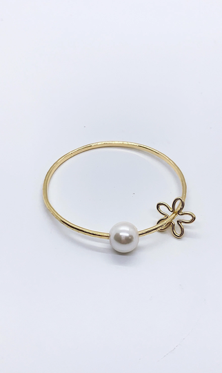 Hamilton Gold Hawaii Hammered Bangle With White Shell Pearl & Flower Charm