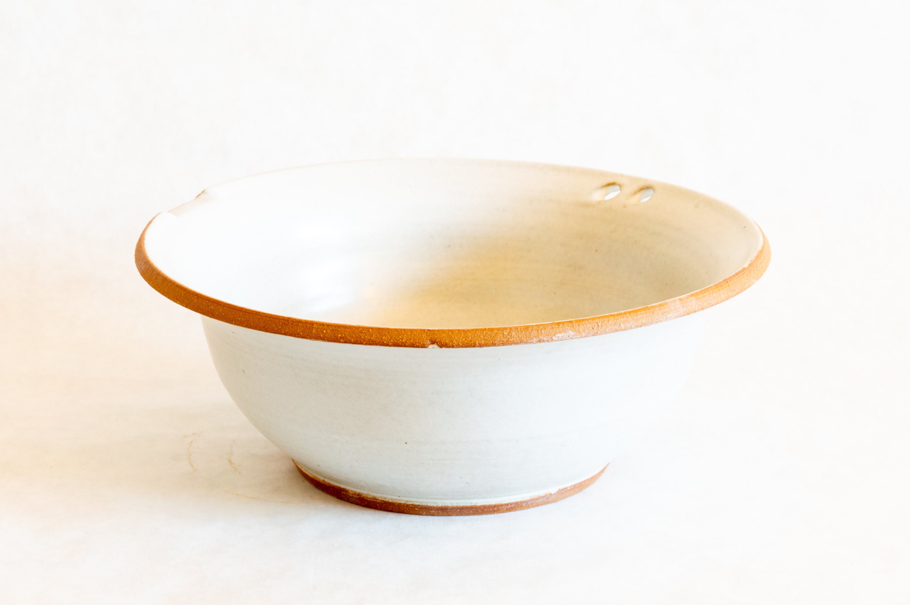 Extra Large Ramen Bowl. Speckled White With Bare Clay Lip & Chopstick Rest