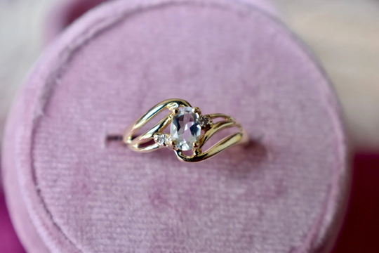 Vintage 10K Yellow Gold Oval Cut Aquamarine & Diamond Ring