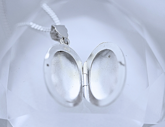 sterling Silver Oval Locket . Mother Gift. Engraving No Included. Gift For Her Or Him Choose Chain. R-11