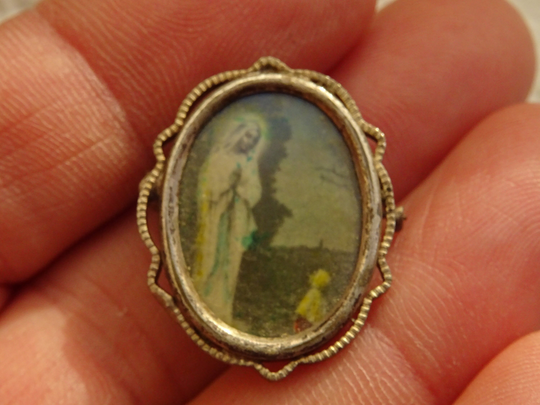 Religious Antique French Silvered Catholic Brooch Of Holy Virgin Mary Our Lady Notre Dame De Lourdes. | 1 W