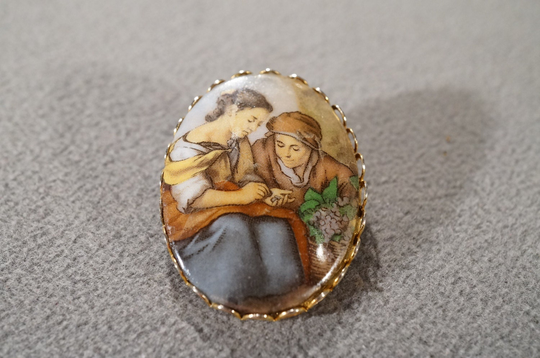 Vintage Traditional Style Figural Painted Porcelain Oval Yellow Gold Tone Pin Brooch Jewelry K