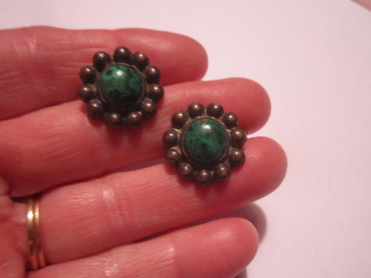 Vintage 1930S/40S Mexican Taxco 980 Sterling Silver Screw Back Earrings With Malachite Cabochons