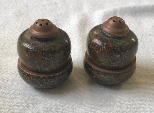 A Pair Of Vintage Chinese Cloisonne Enamel Brass Flower Rim Open Salt & Pepper Shakers