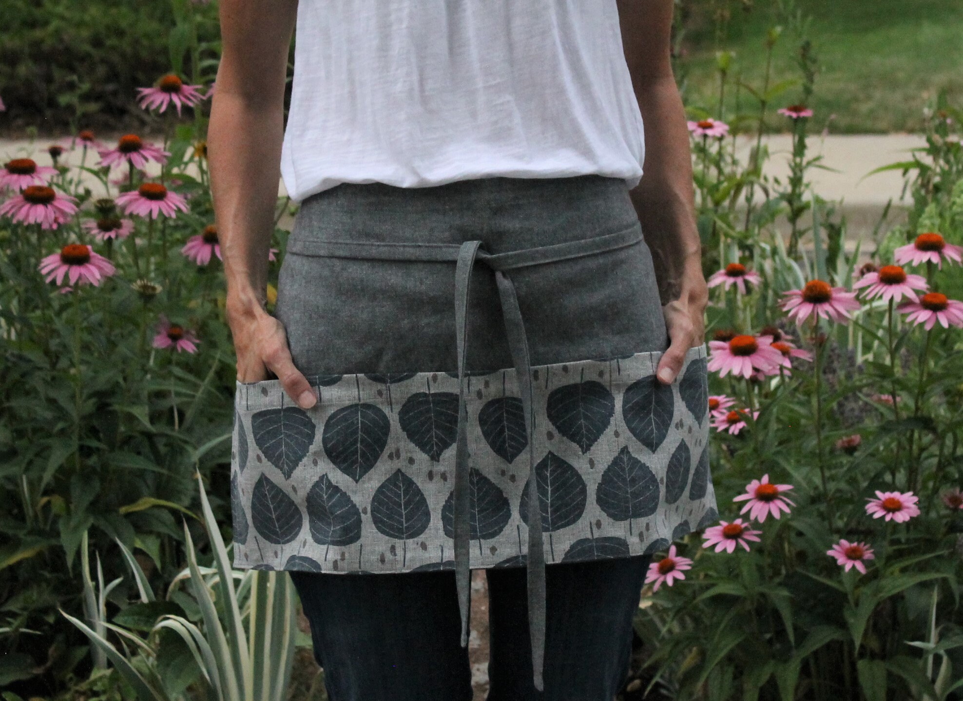 Waist Apron in Linen Cotton Blend, Vendor Apron, Bistro With Pockets, Half Leaves, Botanical