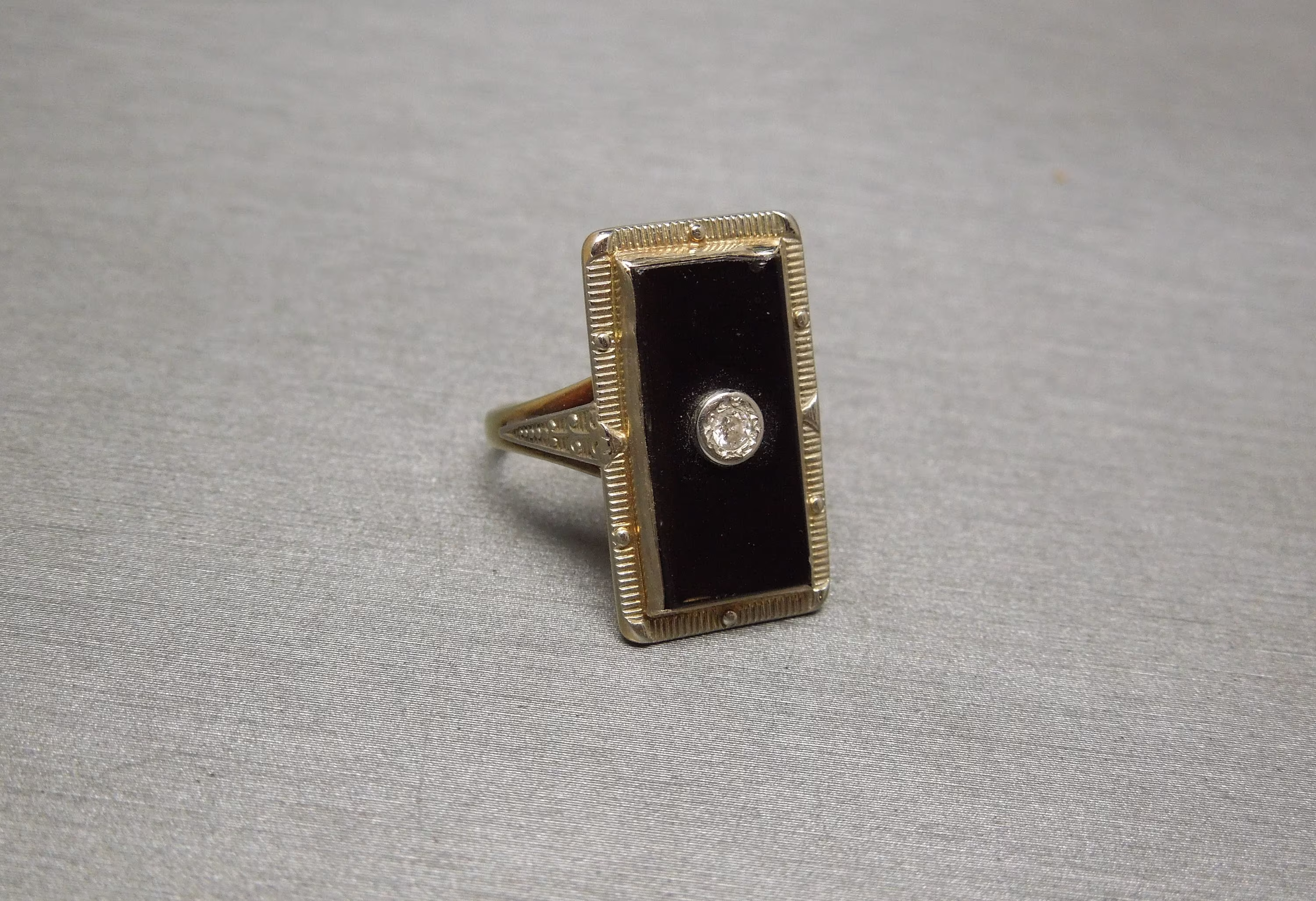 Art Deco Estate C1920 14K Gold 0.02Ct Brilliant Diamond & Rectangular Onyx Shield Ring/Sz 4.5