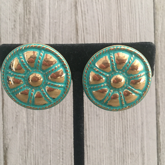 Vintage 1988 Avon New in Box Green & Gold Sculptured Button Statement Clip Earrings