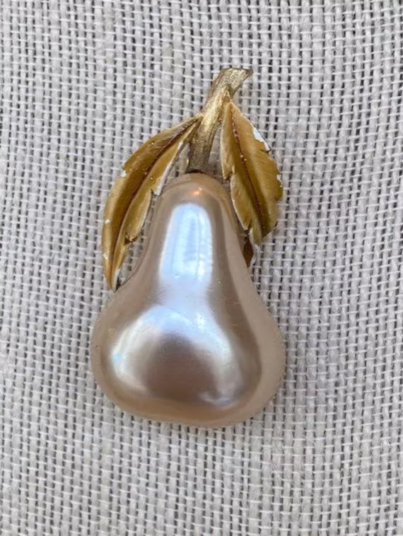 Vintage Jj Jonette Pear Brooch Pin Enamel Faux Pearl Finish Gold Tone Mid Century
