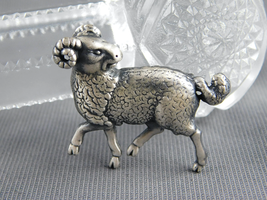 Signed Da Vinci Ram Sheep Pin Brooch Pewter Vintage 1-5/8" Wide By 1-1/2" Tall - Animal, Zodiac, Aries, Astrology, Authentic